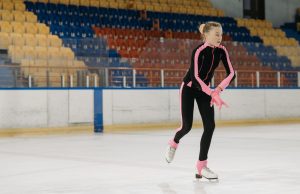 Łyżwiarstwo figurowe od podstaw – jak zacząć treningi na lodzie